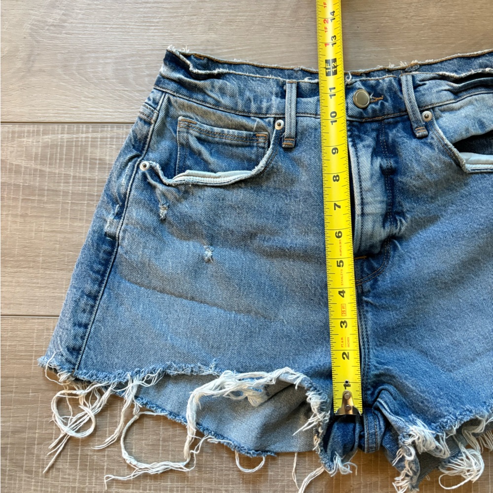 Good American Blue Frayed Jean Shorts - Picture 4 of 5